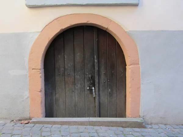Старая дверь в Бернкастель — стоковое фото