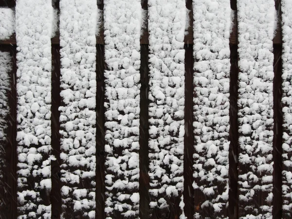 Sneeuw op de textuur van het hek — Stockfoto