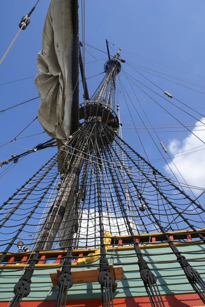 Mâts à voiles sur un grand voilier — Photo