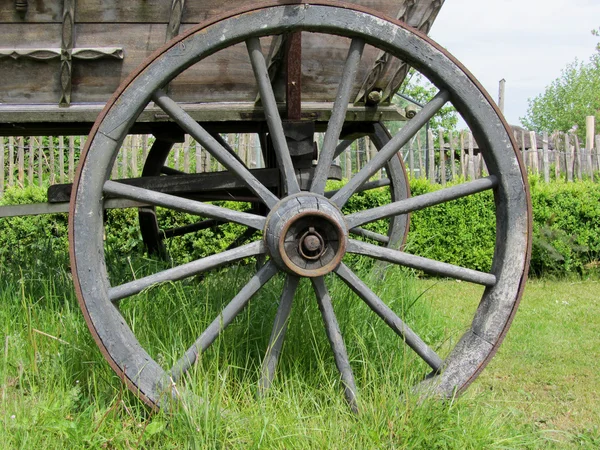 Старое деревянное колесо на сене — стоковое фото