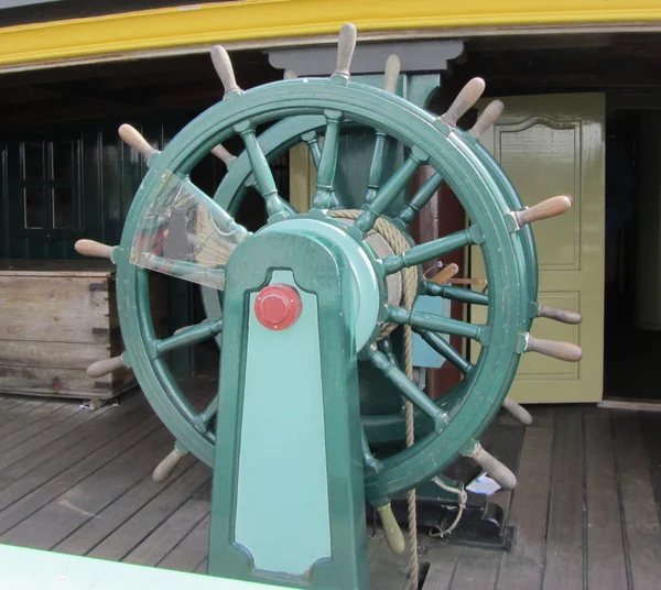 Esta es una rueda de barcos de un barco alto —  Fotos de Stock