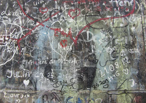 Autographs on a gray wall — Stock Photo, Image