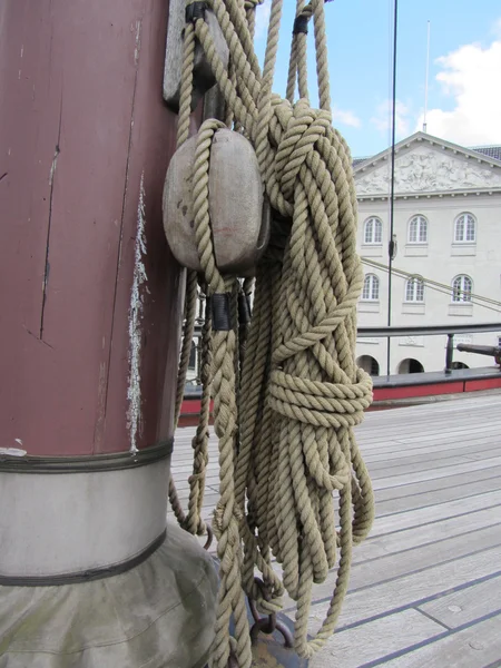 Rigg och rep detaljerna i en lång segling ship på scheepvaartmuseum maritima Museum Amsterdam. — Stockfoto