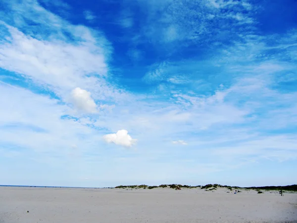 Dunas de areia no fundo do céu azul — Fotografia de Stock
