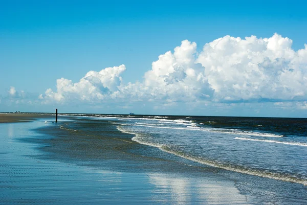 Seascape em tons brilhantes de azul Holanda Schiermonnikoog. Contexto — Fotografia de Stock