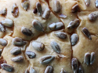 Arka plan beyaz ekmek ile ayçiçeği tohumu