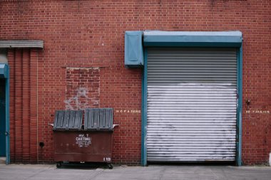 eski bina ve sokak çöp kutuları