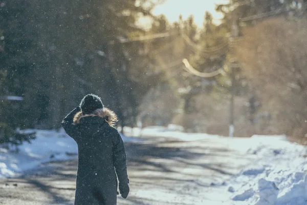 Женщина ходит в зимнем лесу — стоковое фото