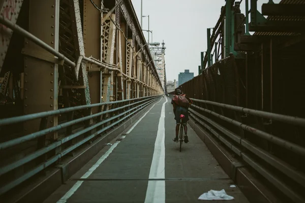 Motociclista sul ponte di Queensborough — Foto Stock