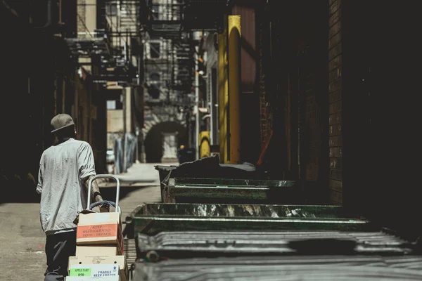 Uomo tirando carrello con scatole — Foto Stock