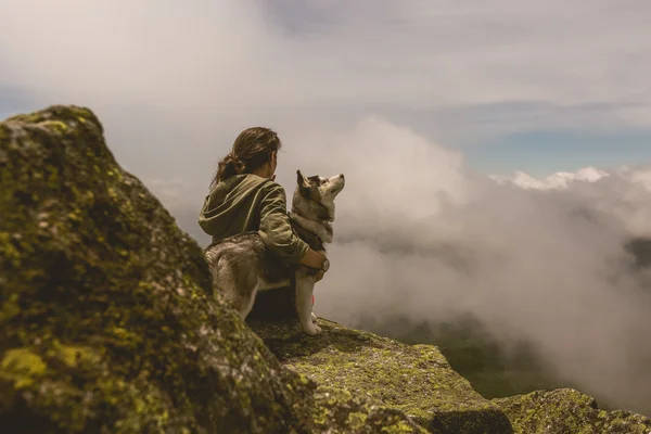 kızla köpek üstünde belgili tanımlık tepe-in rock