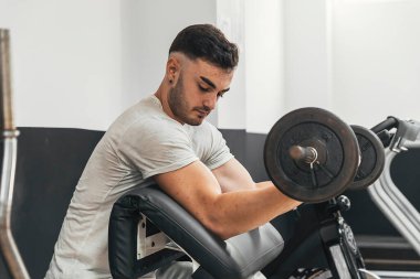 Spor salonunda egzersiz yapan bir çocuk. Sağlıklı alışkanlıklar