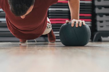 Çocuk spor salonunda topla egzersiz yapıyor.
