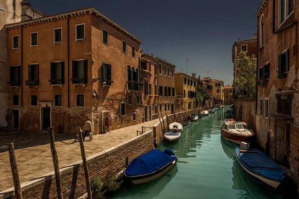 Vieil Homme Marchant Près Canal Eau Venise Italie — Photo