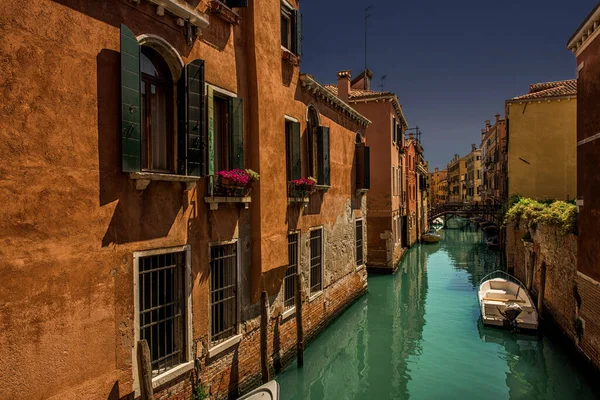 Blå Vattenkanal Och Gamla Byggnader Dagen Venedig — Stockfoto