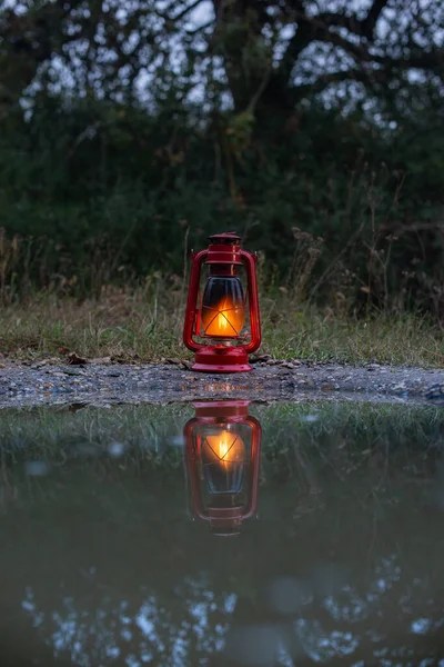 Starą Czerwoną Lampę Benzynową Łące Wieczorem Jesienne Tło — Zdjęcie stockowe