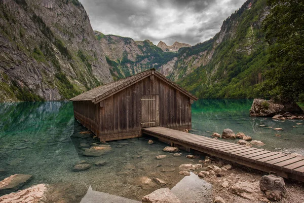 Holzhütte Königssee Deutschland Berggipfel Blauer Wassersee Bewölkter Himmel — Stockfoto