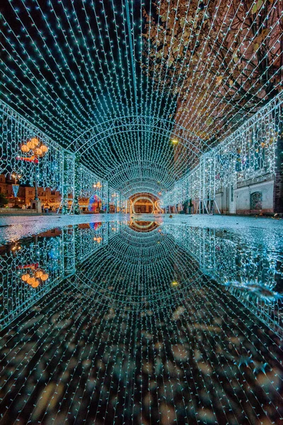 Tunnel Luminoso Natale Riflesso Nella Pozzanghera Sfondo Vacanza Fotografia Notturna — Foto Stock