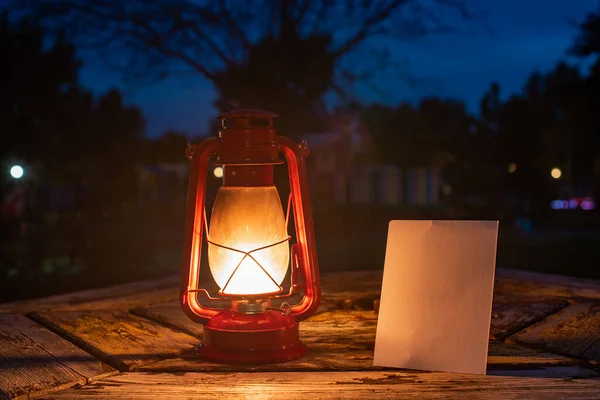 Lampe Essence Rouge Sur Une Vieille Table Bois Feuille Papier — Photo