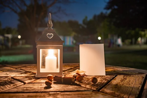 Lampe Avec Signe Amour Bougie Sur Fond Vieux Bois Feuille — Photo