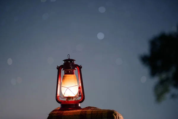 Old Red Petrol Lamp Cozy Blanket Sky Full Stars Clear — Stock Photo, Image