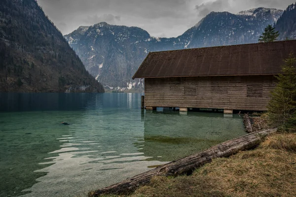 Blockhaus Klaren Blauen See Mit Schneebedecktem Berggipfel Und Grauem Himmel — Stockfoto