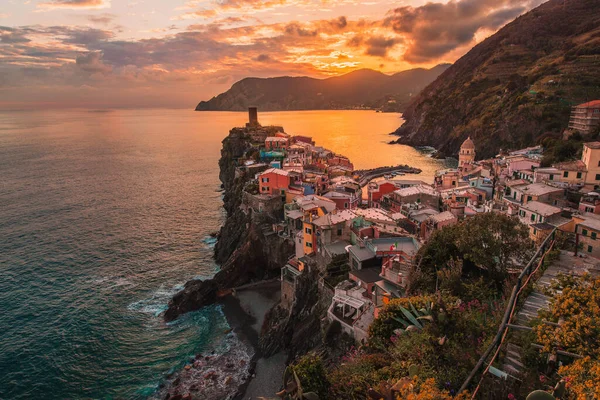 Uitzicht Vernazza Cinque Terre Italië Tijdens Een Oranje Zonsondergang Met — Stockfoto