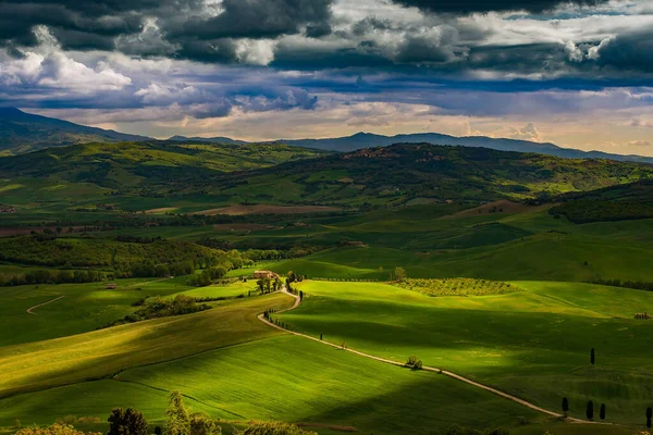 Зеленые Холмы Участки Света Облачным Небом Тоскане Италия — стоковое фото