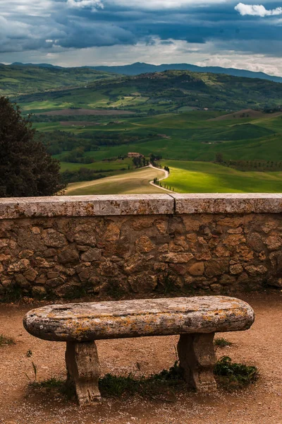 Зеленые Холмы Участки Света Облачным Небом Каменной Скамейкой Забором Тоскане — стоковое фото