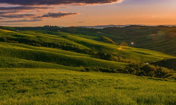 Живописные Зеленые Холмы Тосканы Закате Оранжевым Небом — стоковое фото