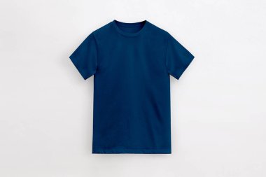 yuvarlak boyun temel lacivert t-shirt beyaz arka planda