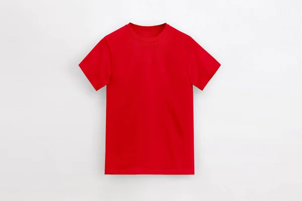 yuvarlak boyun temel parlak kırmızı t-shirt beyaz arka planda