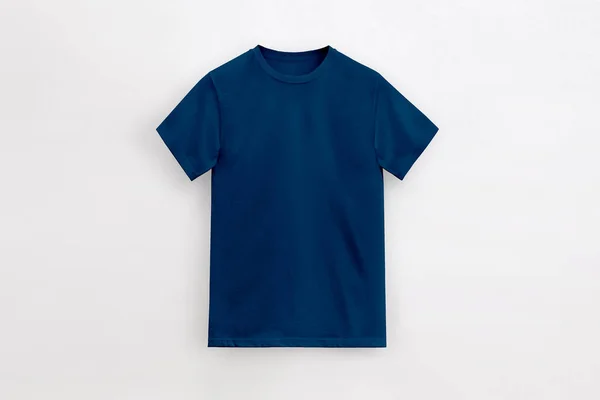 yuvarlak boyun temel lacivert t-shirt beyaz arka planda