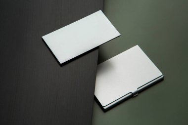 Kartvizit, metalik, gümüş kaplama. Masada kartvizit var.