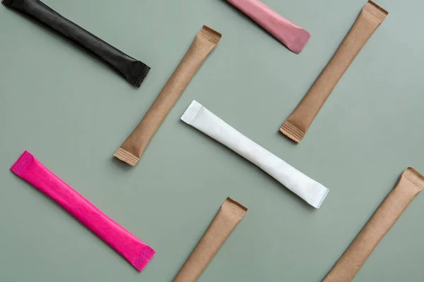 Şeker torbaları deseni yeşil arka planda uzun ince renkli paket