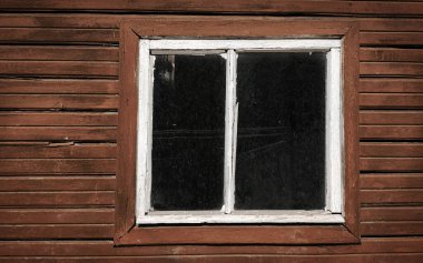 Beyaz pencereli eski ahşap bir ev. Ahşap dokusunda vintage pencere.