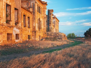 Günbatımında sarayın yıkılmış duvarlarında altın bir ışık 
