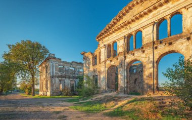 Ukrayna 'nın Odessa bölgesindeki Vasylivka köyünde gün doğumunda yıkık sarayın doğu girişine bakın.
