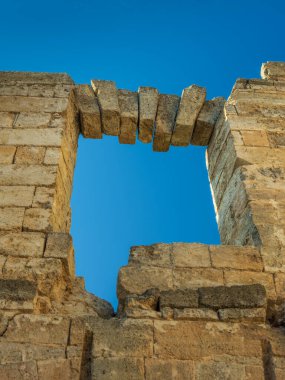 Mavi gökyüzü ile harap olmuş sarayın pencere çerçevesine bak