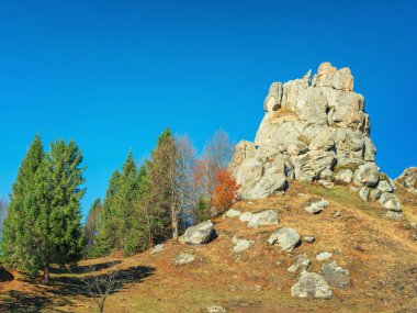 Karpat dağlarında tepede tek başına kocaman granit kayalar.