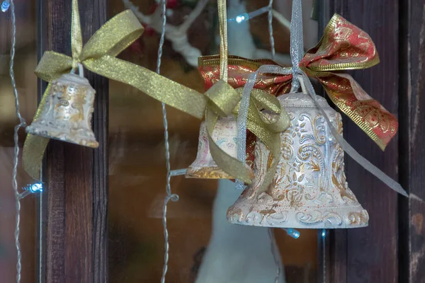 Рождественские Колокола Гирлянда Деревянном Окне Дома — стоковое фото