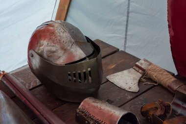 16.05.2021. Rusya, Tula. Yaşlı bir şövalyenin miğferi çizikler ve çizikler ile ahşap bir masada yatıyor..