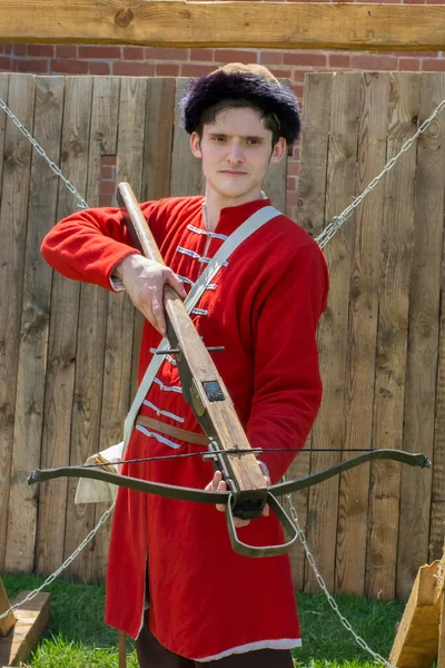 2021 Russia Tula Young Man Costume Medieval Warrior Crossbow — Stock Photo, Image