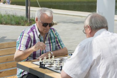 12.06.2021 Rusya, Bogoroditsk. Emekliler şehir parkında satranç oynuyorlar.