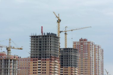 Yüksek vinçler kullanılarak tuğla ve betondan yapılmış yüksek binalar inşa ediliyor.