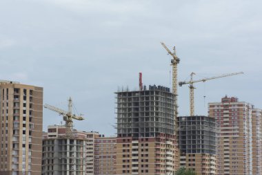 Yüksek vinçler kullanılarak tuğla ve betondan yapılmış yüksek binalar inşa ediliyor.