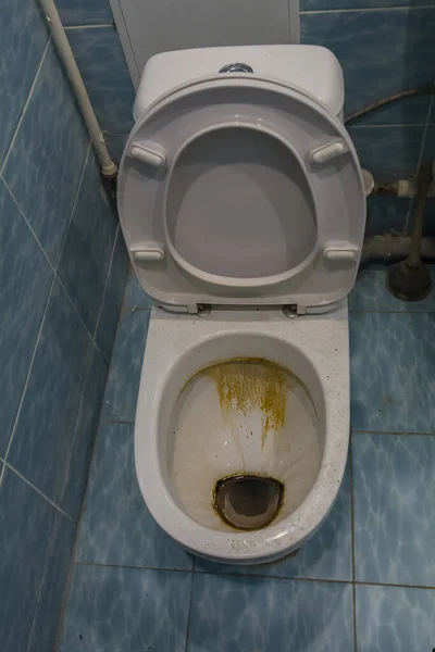 Žlutá Špína Bílém Záchodě Hotelu — Stock fotografie