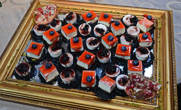 Лоток вершкових цукерок з червоними м'якими фруктами — стокове фото