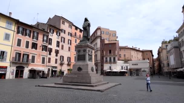 Roma, Campo de Fiori, 1 de mayo de 2020: ciudad desierta, tiendas cerradas debido al cierre — Vídeo de stock