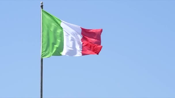 Drapeau italien agitant sur le ciel bleu — Video